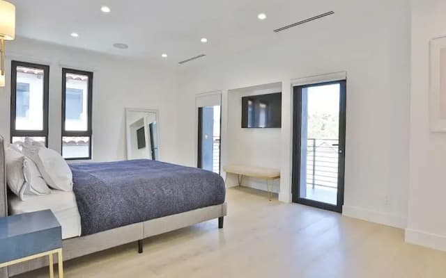 Spacious 5 Bedroom West Hollywood Home With Pool - photo 5