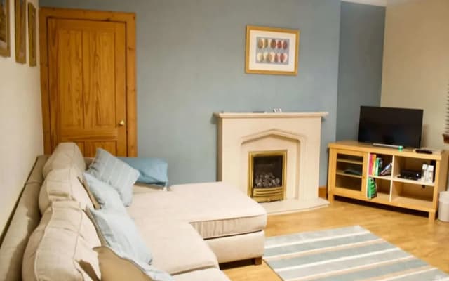Newly Refurbed Home With Free Parking - photo 3