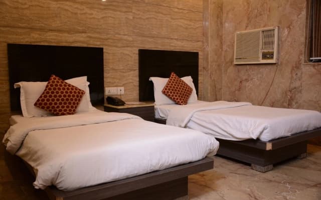 OYO Premium WEA Karol Bagh 2 - photo 3