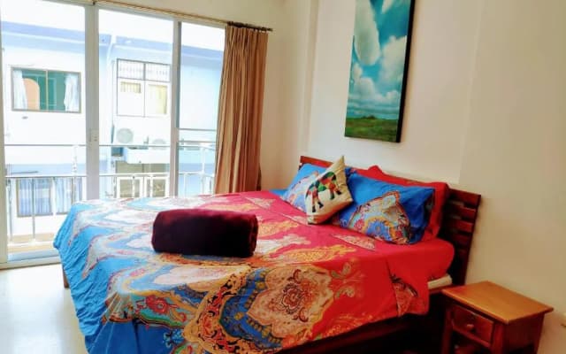 Quiet studio with king bed, kitchen and balcony - photo 4