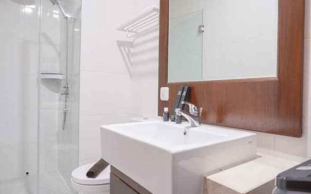 Spacious and Homey 2BR at Samara Suites Apartment By Travelio - photo 4