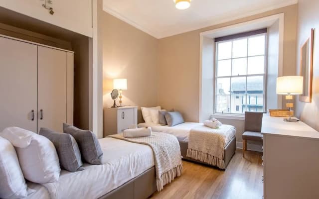 St Mary's Street 3 Bed Apartment In the Old Town - photo 2