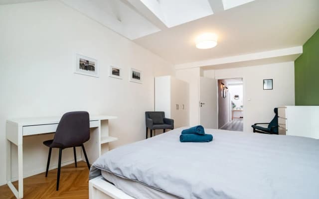 Central, Spacious, Modern 5 Bedrm duplex w/Balcony - photo 2