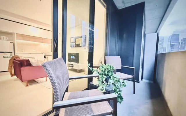 Bright 1BR1BA in MEL CBD+Balcony +wifi - photo 2