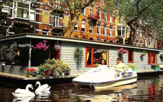 Phildutch Houseboat Amsterdam Bed and Breakfast - photo 4