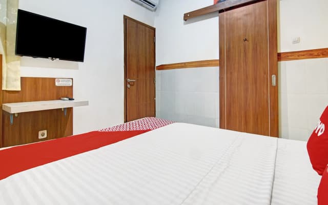 RedDoorz near Mall Of Indonesia - photo 4