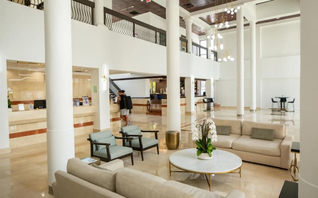 Regency Miami Airport by Sonesta - photo 2