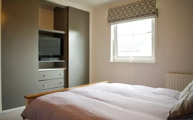 Large 2 Bedroom Flat in Leith With Free Parking - photo 2