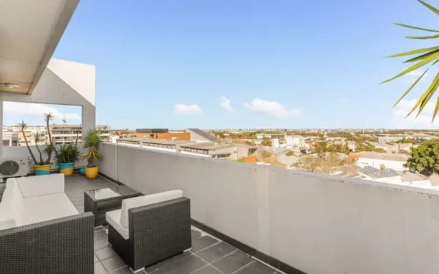 Spacious 2-bed With Two Balconies With City Views - photo 3