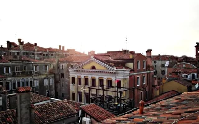 Venice Apartments - photo 2