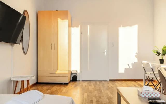 Charming 2BR Apt in Prime Location - photo 3