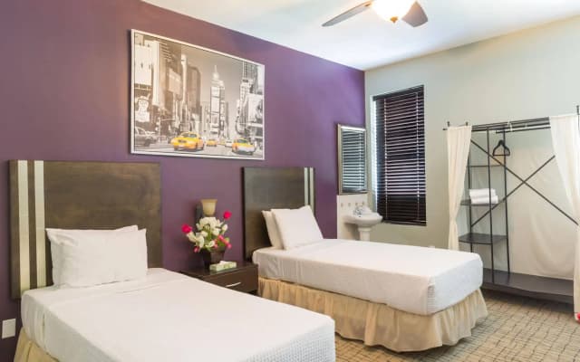 Broadway Hotel and Hostel - photo 4