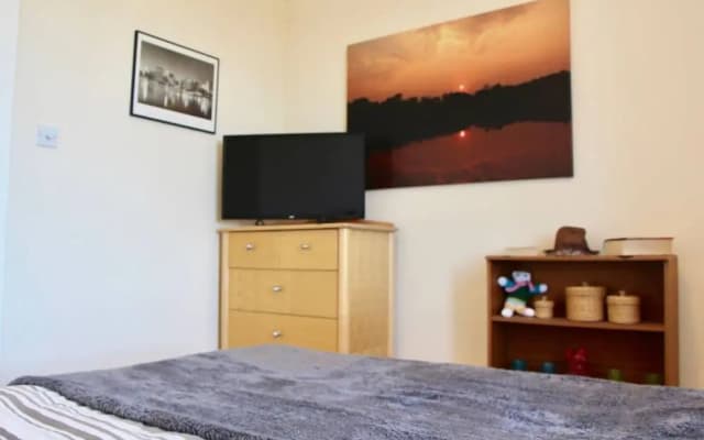 1 Bedroom Flat Apartment - photo 2