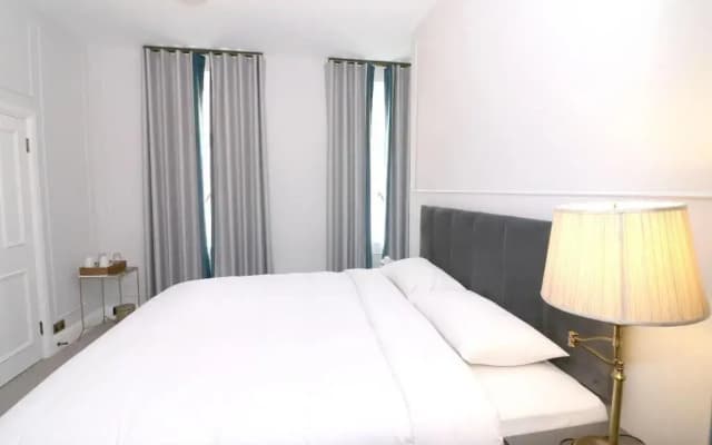 Three Falcons Hotel - photo 4