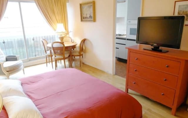 Apartment With one Bedroom in Paris, With Furnished Garden and Wifi - photo 4