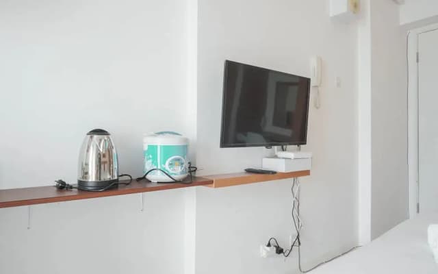 Comfort Studio Room At Bassura City Apartment - photo 4