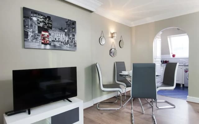 Luxury 2 bed apartment Warren Street - photo 2