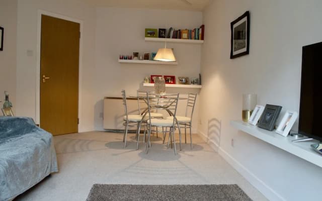 2 Bedroom Flat In Edinburgh - photo 3