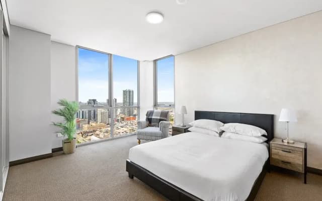 Central 2-bed With Parking & Stunning Views - photo 2