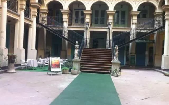 Elizabeth Bridge Hostel - photo 2