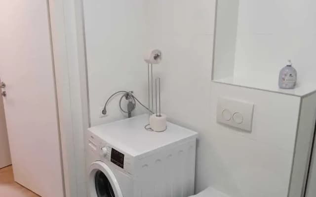City Center Metro 1BR 1LR King Bed - photo 2
