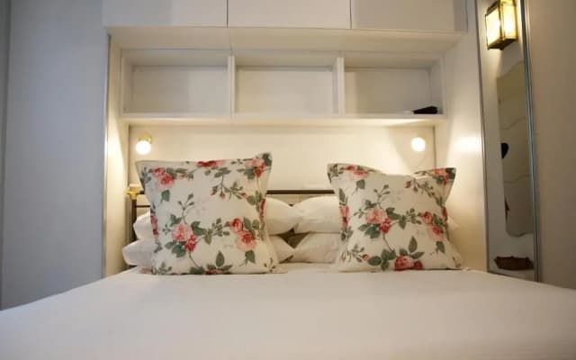Renovated Central Suites - photo 2