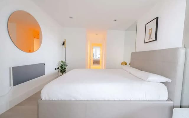 Central 2BD Flat w/ River View Balcony - Vauxhall! - photo 3