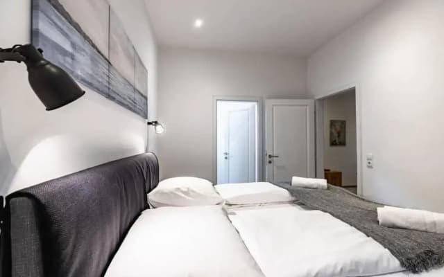 Modern apartment next to subway station - photo 5