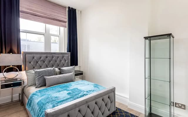 Charming Chelsea Flat - photo 3