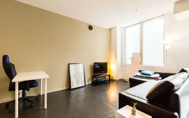 MEGAN, 2BDR Melbourne Apartment - photo 2