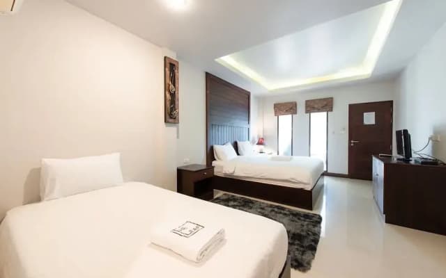The leaf&pool hostel - photo 2