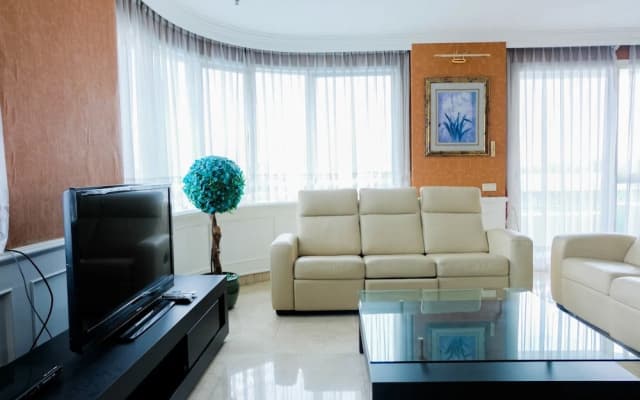Spacious 2BR Park Royale Apartment - photo 2