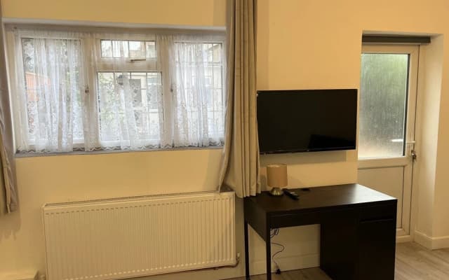 Remarkable 2-bed Apartment in Ilford, London - photo 3
