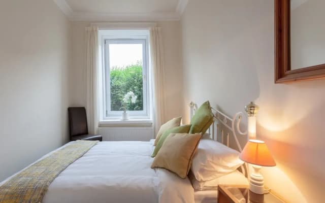 1 Bedroom Traditional Leith Flat - photo 5