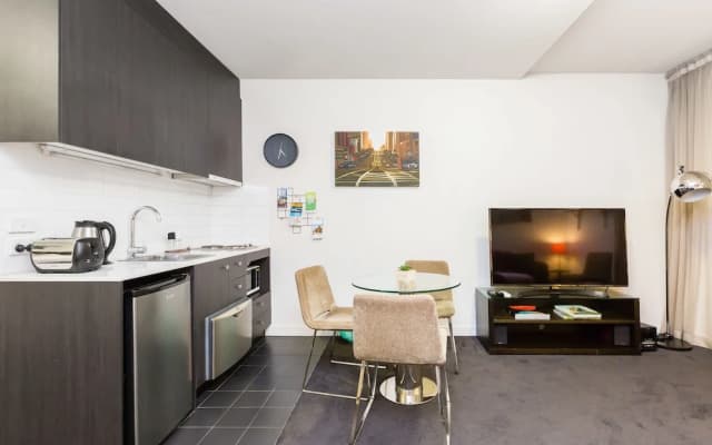 Imogen, Melbourne Studio Apartment - photo 2