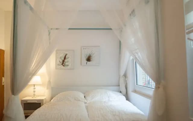 Timeless 2BR Near Downtown - photo 2