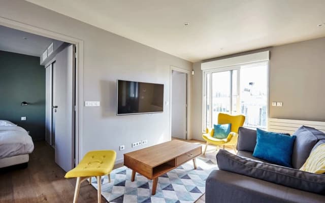 Stunning 2BR Home With Balcony in Batignolles - photo 4