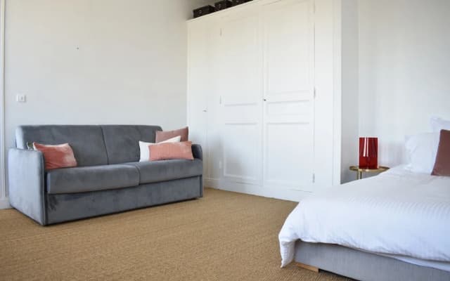 1 Bedroom Apartment Near Champs Elysee - photo 2