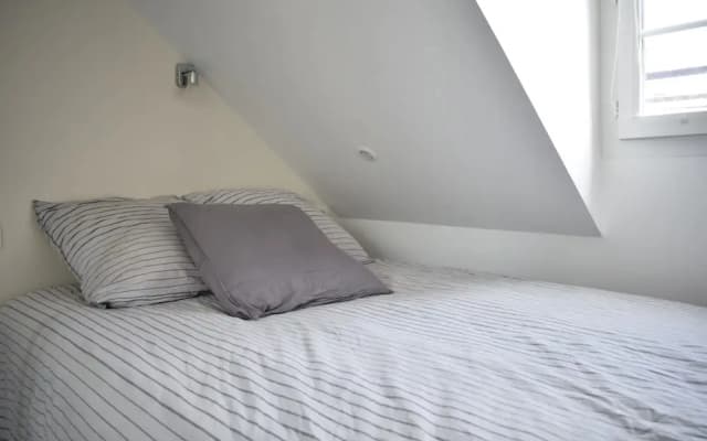 Cosy Renovated 1 Bedroom Apartment in 10th - photo 4