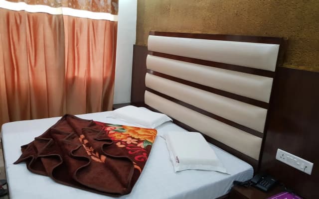 Hotel Amba Deluxe - photo 5