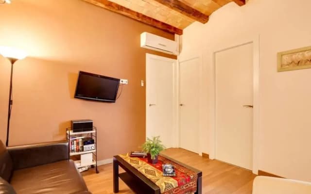 Modern 2 Bed Flat in Trendy Poble Sec - photo 2