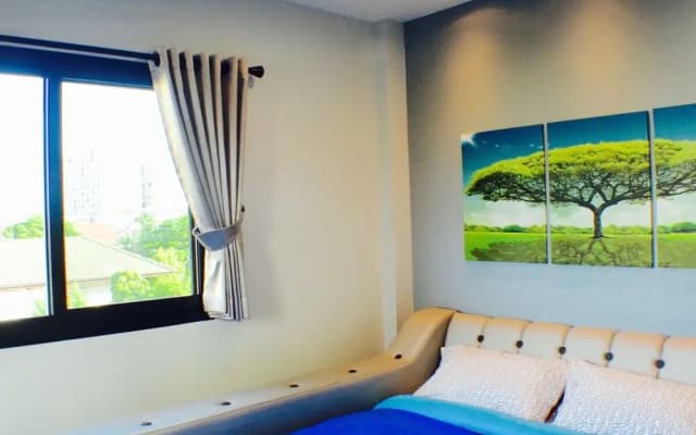 4 Bedroom House at Skytrain - photo 2