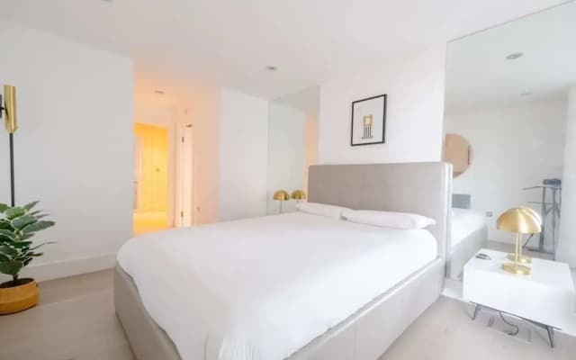 Central 2BD Flat w/ River View Balcony - Vauxhall! - photo 2