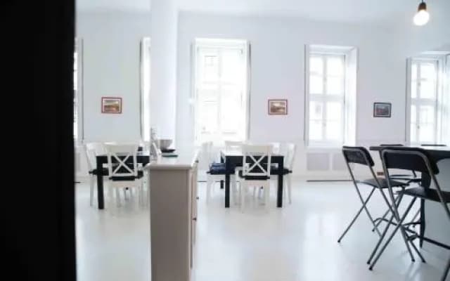 Danube Elegance Apartment - photo 4