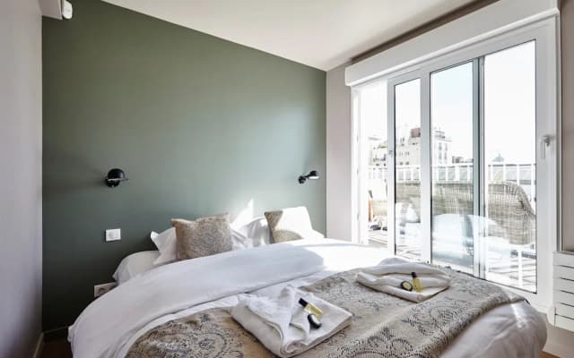 Stunning 2BR Home With Balcony in Batignolles - photo 2