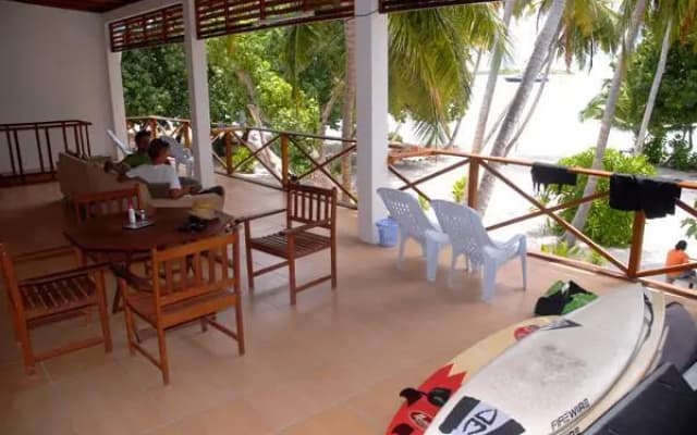 Thulusdhoo Surf Camp - photo 3