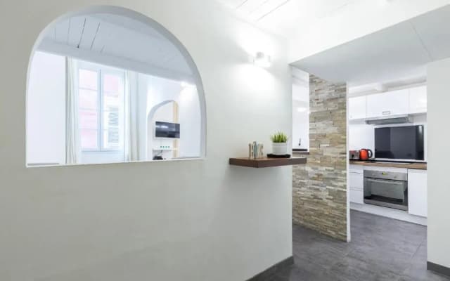 Duplex in Rue de la Préfecture Old Town 2 Bdrs - photo 2