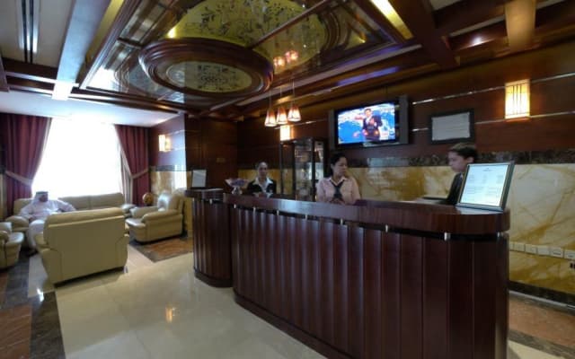 Sharjah Royal Tulip Hotel apartment - photo 2