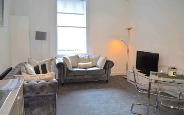 Central 3 Bedroom Flat - photo 4