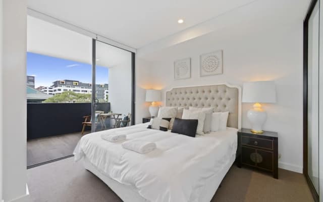 HomeHotel- Luxury & Contemporary Apt - photo 3
